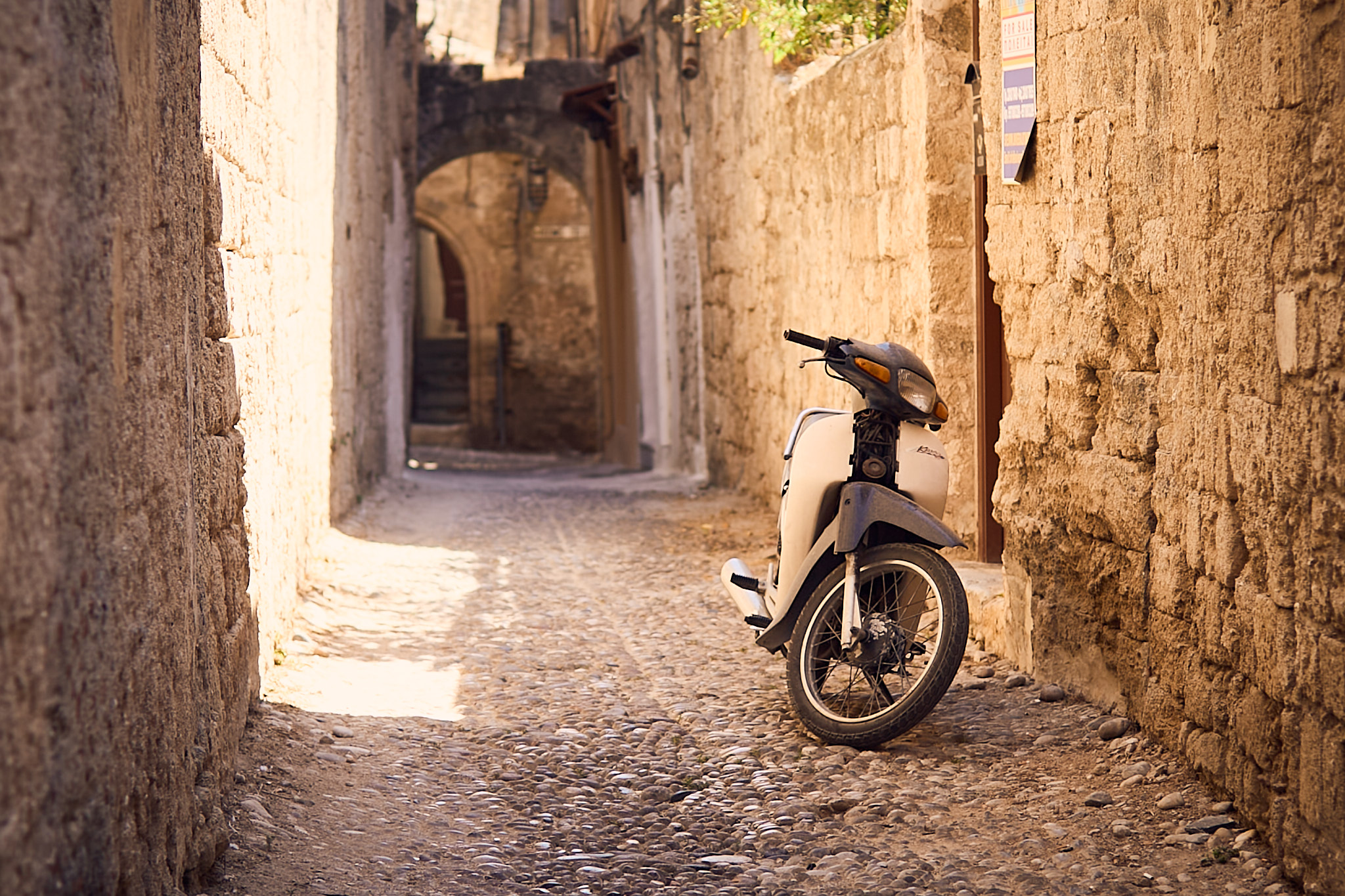 Moped i gränd, Rhodos gamla stan