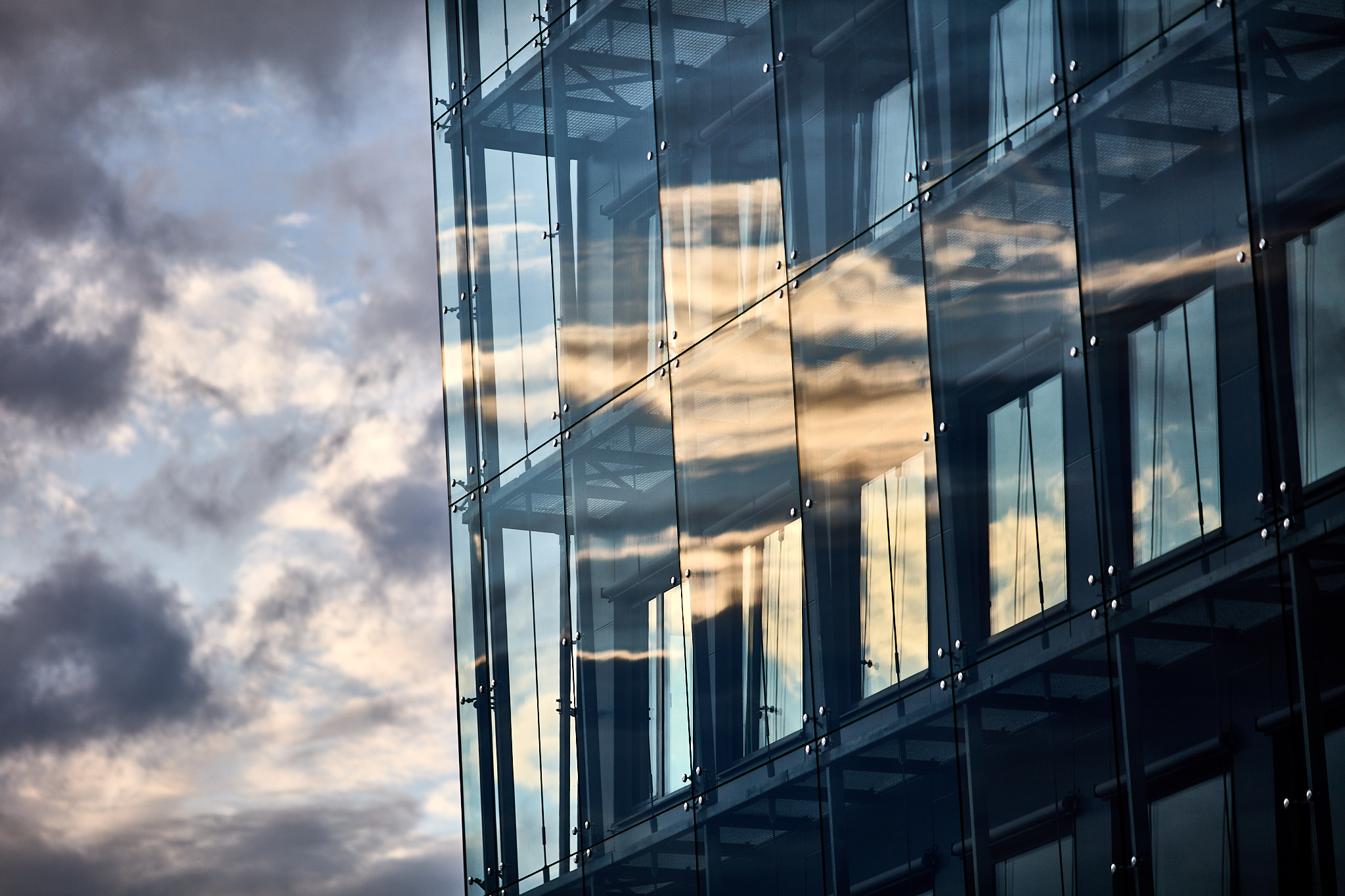Molnreflektion i glasfasad, Innovatum